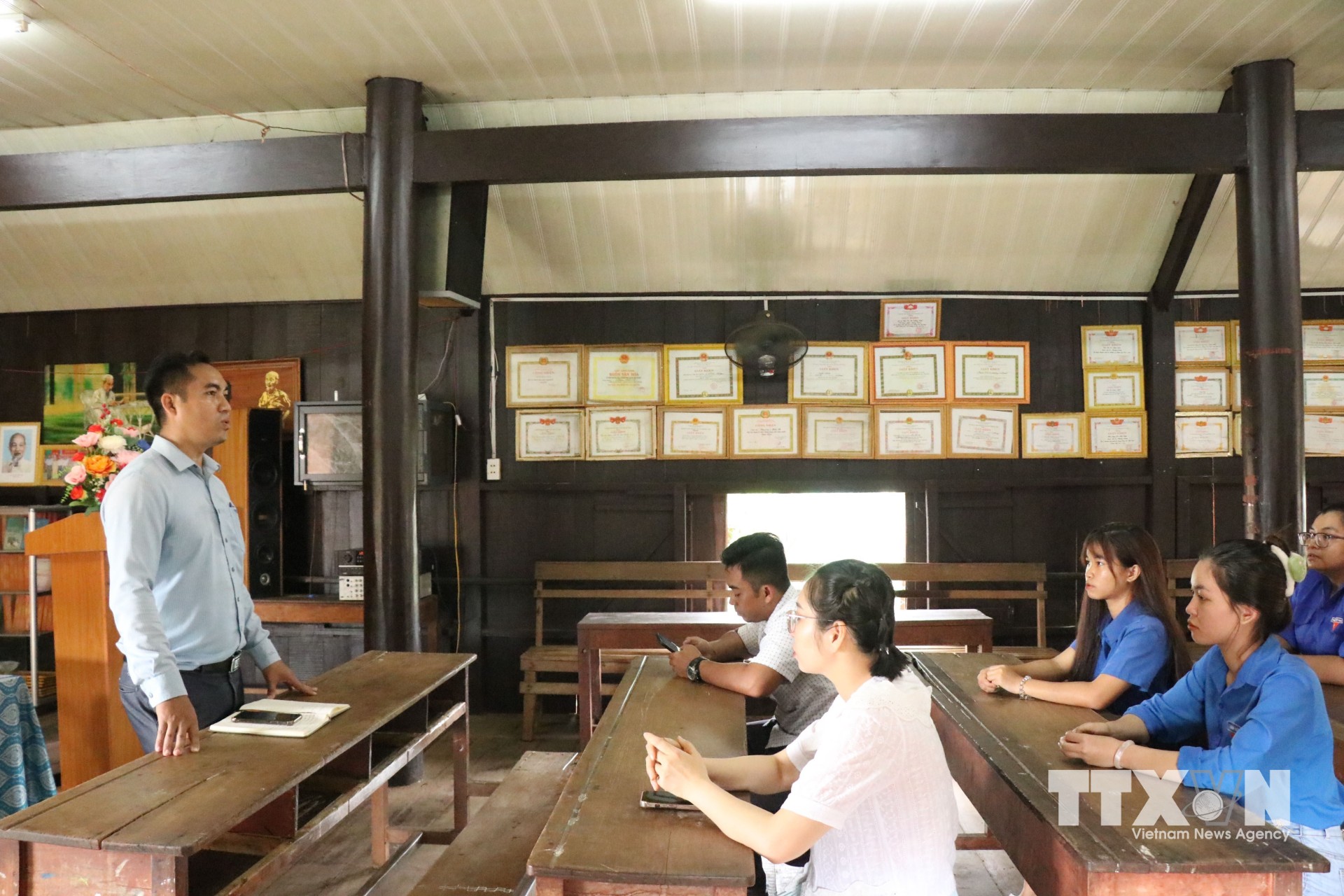 Tổ công nghệ số cộng đồng Buôn Alê B, phường Ea Kao, tỉnh Đắk Lắk họp triển khai việc thực hiện Kế hoạch 100 ngày cao điểm Phong trào “Bình dân học vụ số” (15/7/2025-25/10/2025) trên địa bàn buôn. (Ảnh: Tuấn Anh/TTXVN)